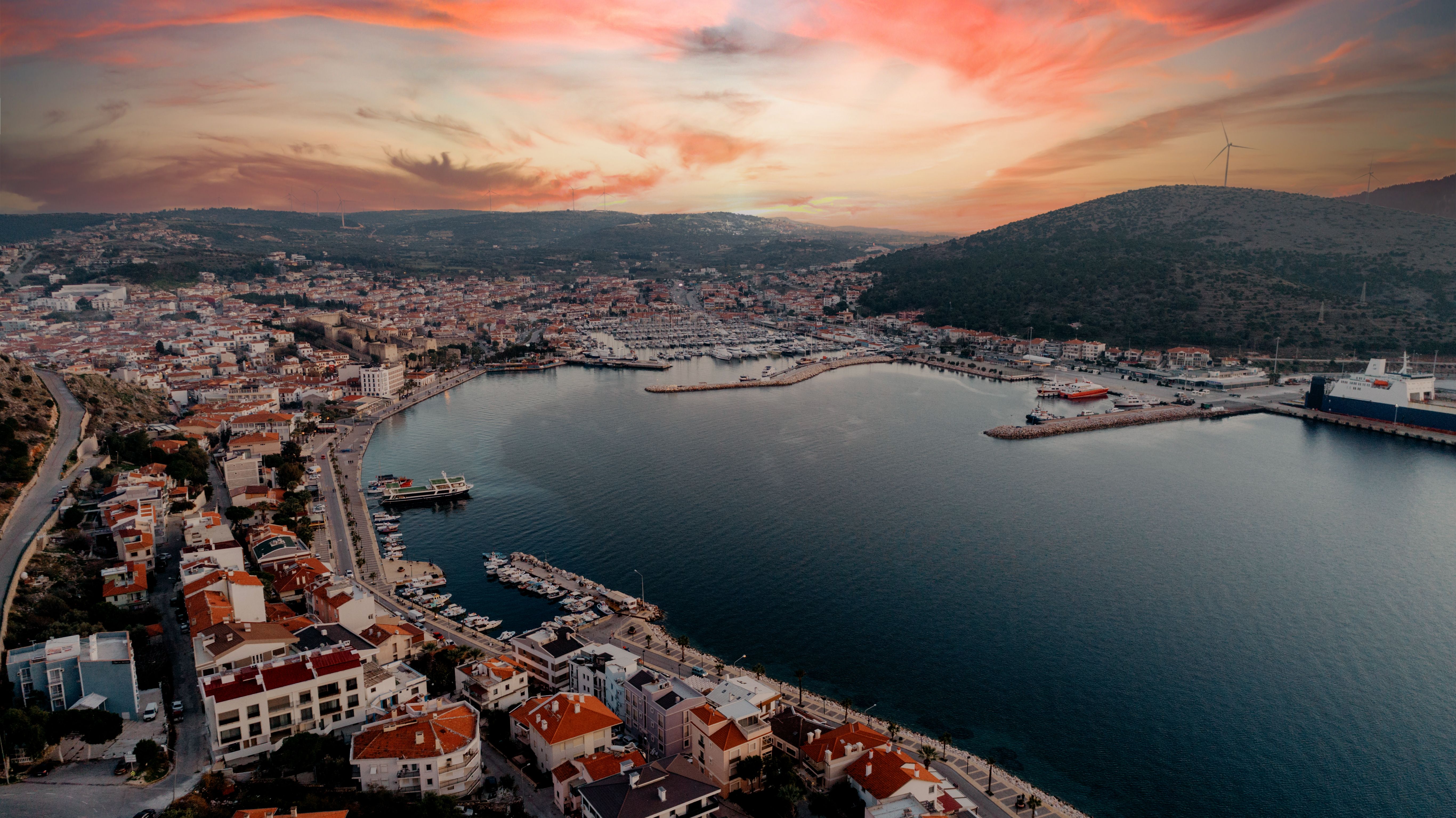 Çeşme marina ve merkezinin kuşbakışı görünümü