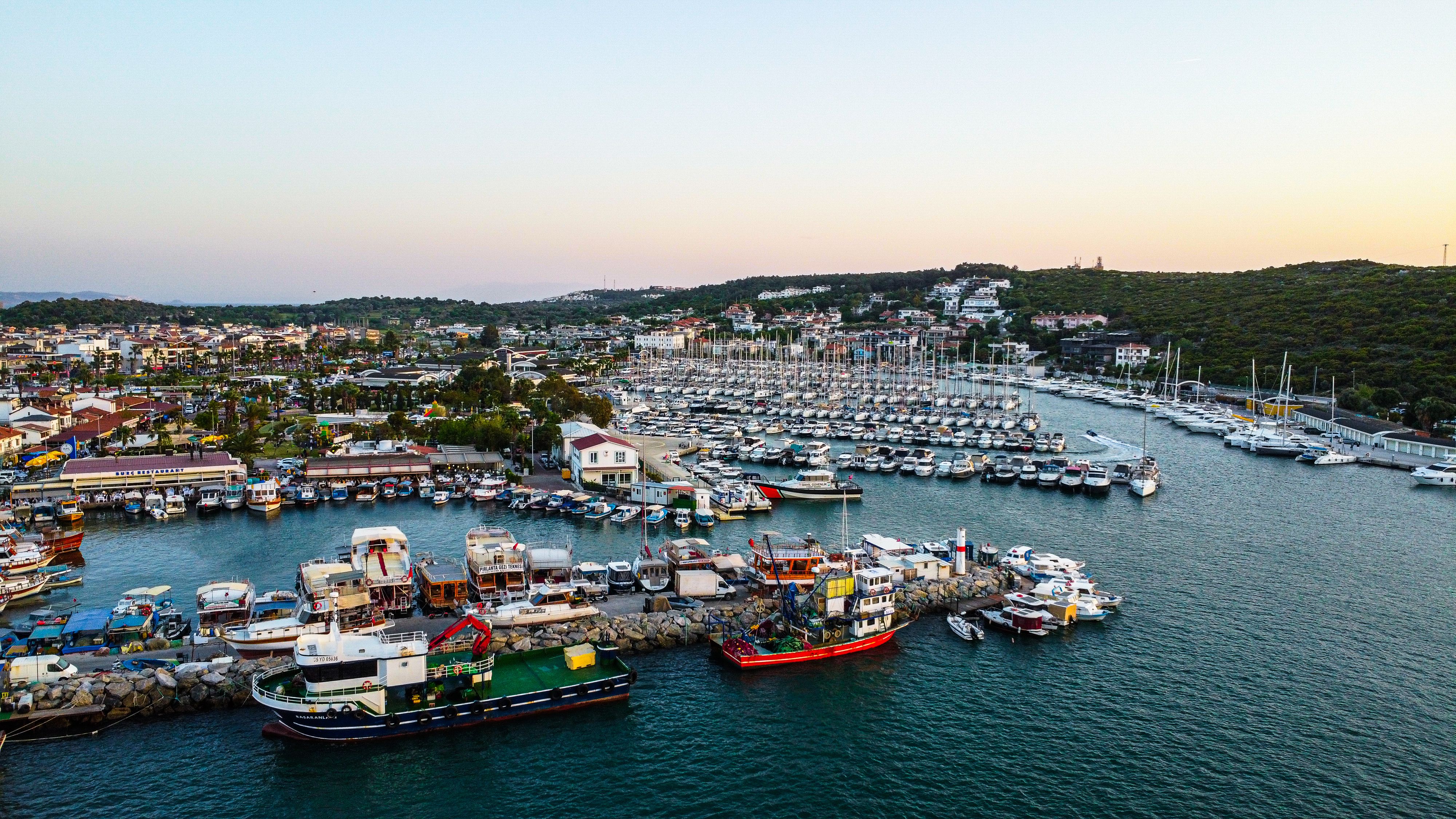 Çeşme limanı boyunca Ege manzarası